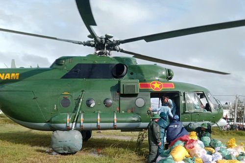 Máy bay Mi-17 mang hơn 3 tấn hàng đến với người dân bị cô lập ở Đắk Lắk