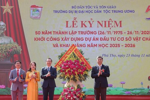 Thứ trưởng Y Vinh Tơr: Nhà trường phải là 'vườn ươm văn hóa' để học sinh tự hào về nguồn cội