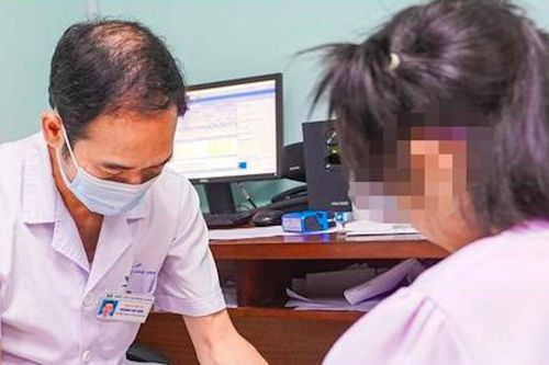 Bé gái có thể tự đi lại sau 6 năm được cha mẹ cõng trên lưng