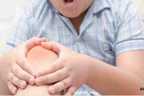 Đau nhức khớp gối kéo dài sau chơi thể thao, bé trai 12 tuổi bất ngờ phát hiện bệnh viêm lồi củ trước xương chày