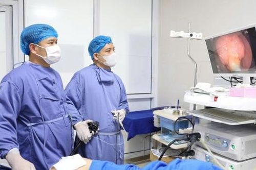Can thiệp, loại bỏ thành công polyp đại tràng kích thước lớn cho bé trai 13 tuổi