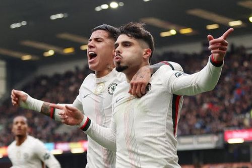 Neto ghi bàn, Chelsea thắng Burnley 2-0 và vươn nhì bảng