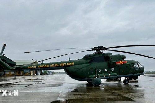 Máy bay Mi-17 mang theo 1,5 tấn lương thực, thực phẩm hỗ trợ nhân dân vùng lũ