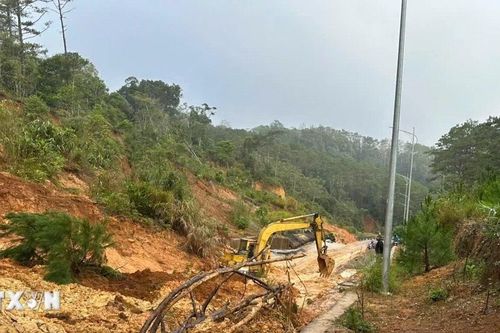 Quảng Ngãi: Tạm thời thông tuyến Quốc lộ 24 sau khi xảy ra sạt lở