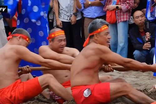 Festival Thăng Long 2025: Du khách quốc tế thích thú với cuộc thi kéo co ngồi