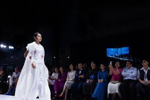 Khi vẻ đẹp nguyên bản thuần khiết được soi chiếu qua lăng kính thời trang
