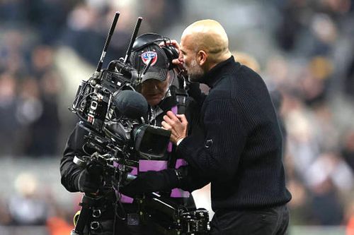 Pep Guardiola tranh cãi với trọng tài, đối thủ và cả quay phim sau trận thua Newcastle