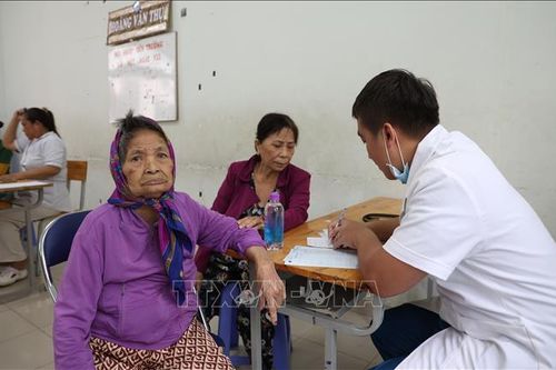 Hỗ trợ khám bệnh, phát thuốc miễn phí cho người dân vùng lũ