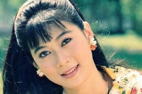 'Đệ nhất mỹ nhân' Diễm Hương bất ngờ về Việt Nam tái ngộ cùng bạn đồng khóa