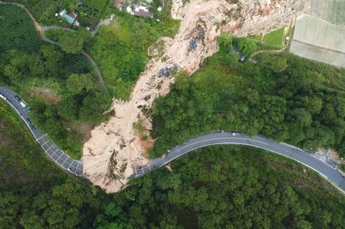 Bộ Xây dựng yêu cầu thông xe trước 30/11 sau vụ sạt lở 'gãy đôi' đèo Mimosa