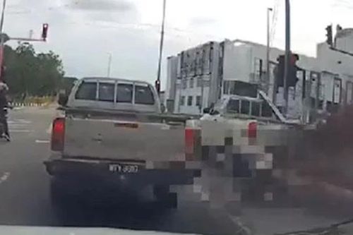 Khúc gỗ dài 4,5 mét rơi khỏi xe tải, đè ngã cô gái dừng đèn đỏ và cái kết