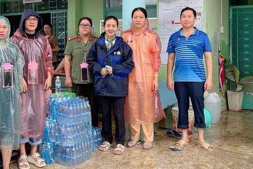 Hội LHPN Khánh Hòa trao hàng nghìn suất cơm đến người dân vùng lũ