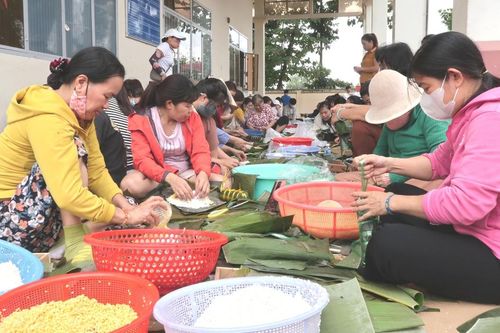'Bếp nghĩa tình' đỏ lửa xuyên đêm để những đòn bánh chưng, bánh tét kịp đến với bà con vùng lũ