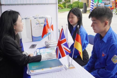 Nhiều doanh nghiệp tìm kiếm nhân lực trẻ tại ngày hội việc làm Quảng Trị