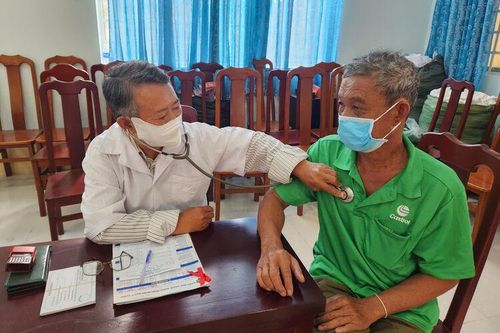 Khám bệnh, cấp thuốc miễn phí và tặng quà cho người dân xã Hòa Điền