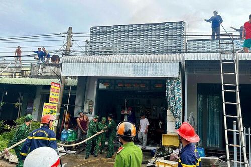 Đồn Biên phòng Cửa khẩu quốc tế Vĩnh Xương kịp thời hỗ trợ người dân chữa cháy