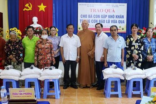 Trao 200 phần quà cho người dân xã Cần Đăng