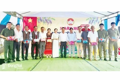 Vợ chồng người S'tiêng hết lòng vì cộng đồng