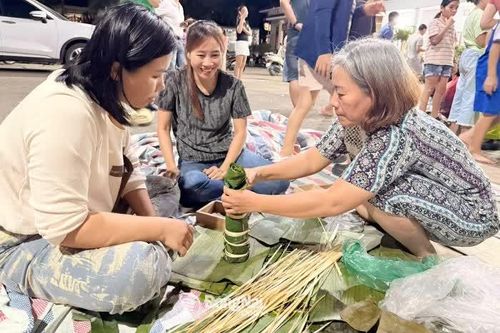 Người dân phường Trảng Dài xuyên đêm gói bánh gửi đồng bào lũ lụt