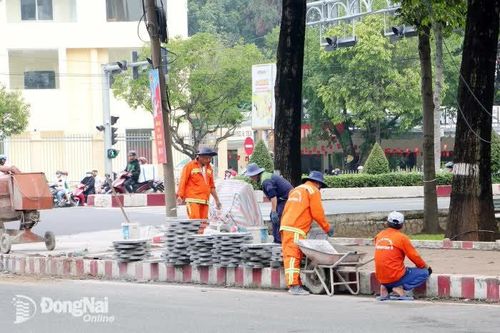 Làm mới các công viên tại phường Trấn Biên