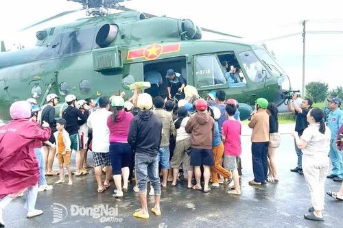 Sư đoàn 370 thực hiện 7 chuyến bay mang hàng cứu trợ đồng bào bị thiên tai