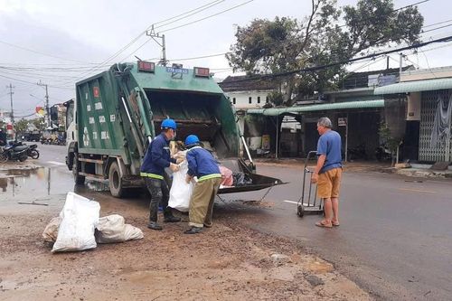 Dốc sức dọn rác sau lũ, đảm bảo vệ sinh và cảnh quan môi trường