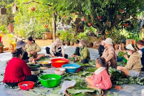 Người dân xã Gào đóng góp nhu yếu phẩm và hơn 100 triệu đồng ủng hộ người dân vùng lũ