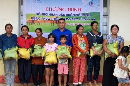 Trao 2 tấn gạo và hàng trăm suất quà hỗ trợ người dân vùng lũ xã Ia Dreh