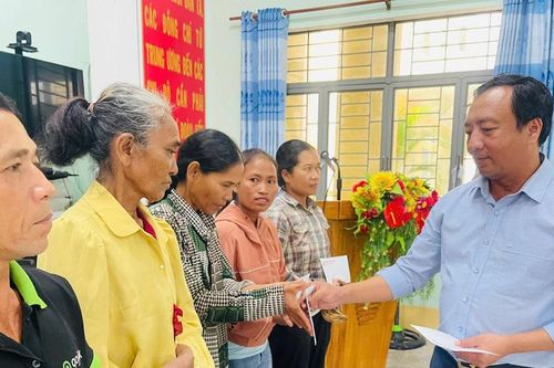 Hội Doanh nhân trẻ tỉnh Gia Lai trao quà hỗ trợ bà con vùng lũ Ia Pa, Ia Tul và Ia Sao