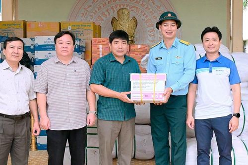 Trao 35 tấn hàng hóa cho học sinh vùng lũ ở xã Tuy Phước và phường Quy Nhơn