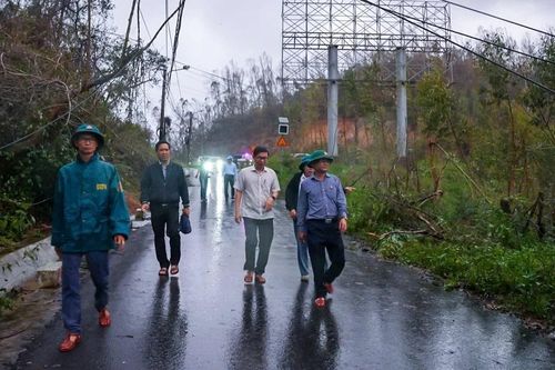Phó Chủ tịch UBND tỉnh Nguyễn Tự Công Hoàng kiểm tra tình hình sạt lở tại phường Quy Nhơn Nam