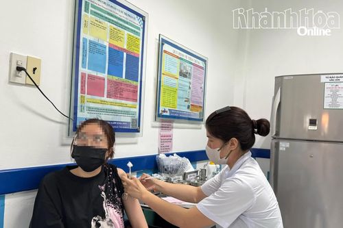Viện Vắc xin và Sinh phẩm Y tế tiêm phòng uốn ván miễn phí cho người dân vùng lũ