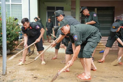 200 cán bộ, chiến sĩ Cảnh sát cơ động Công an TP. Hồ Chí Minh hỗ trợ Khánh Hòa khắc phục hậu quả mưa lũ