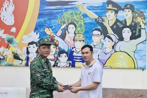 Trung tá Biên phòng nhặt được của rơi trong lũ và trả lại cho người đánh mất