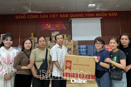 Hội Chữ thập đỏ tỉnh Khánh Hòa và Nhóm thiện nguyện SOS An Lão (TP. Hải Phòng): Trao 300 suất quà cho người dân phường Tây Nha Trang