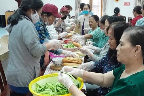Hội Liên hiệp Phụ nữ phường Nha Trang chung tay hỗ trợ người dân bị thiệt hại do mưa lụt