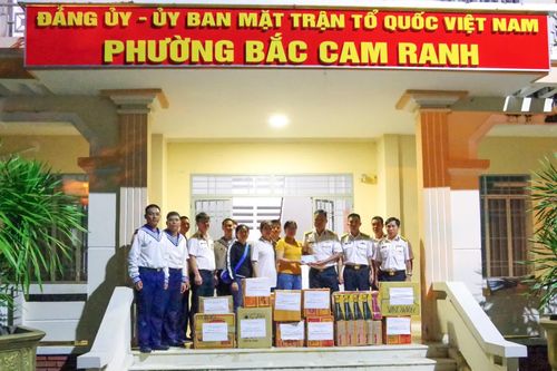 Lữ đoàn 954 trao quà hỗ trợ người dân bị thiệt hại do mưa lũ