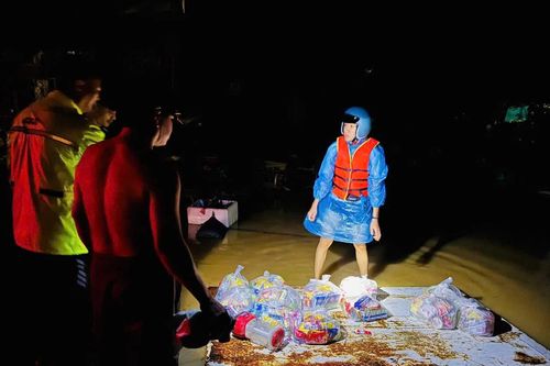 Nối dài những phần ăn giúp người dân vùng lũ