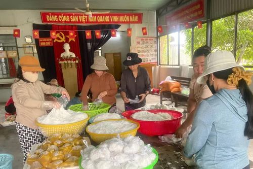 Phụ nữ phường Ninh Chử tặng 1.700 suất ăn và quà cho người dân vùng ngập lụt