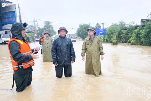 Chung sức, đồng lòng vượt qua mưa lũ
