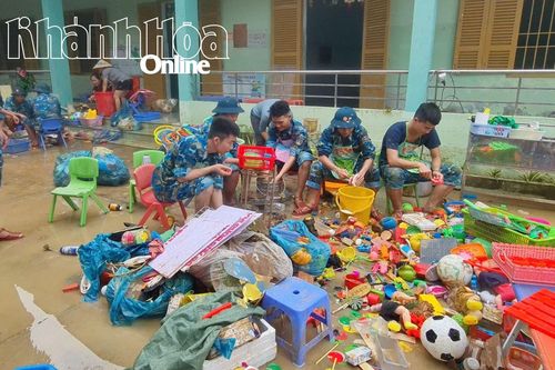 Sư đoàn Phòng không 377 tích cực giúp nhân dân khắc phục hậu quả sau lũ