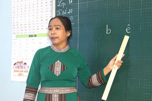 Cô giáo H'Dơk Lúp hơn 30 năm miệt mài dạy tiếng Ê đê