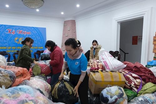 Phụ nữ Lâm Đồng hỗ trợ đồng bào bị lũ lụt tỉnh Đắk Lắk