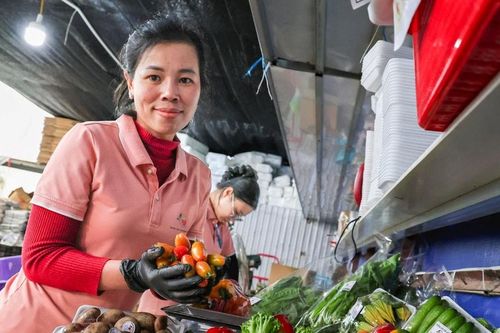 Hàng ngàn hecta rau màu chìm trong lũ, giá nông sản tiếp tục tăng vọt