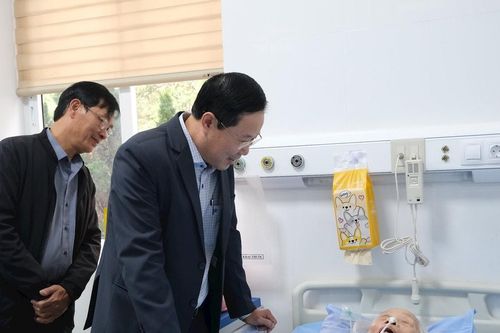 Phó Chủ tịch Thường trực Ủy ban MTTQ Việt Nam tỉnh Phạm Triều thăm Mẹ Việt Nam Anh hùng Trần Thị Thung