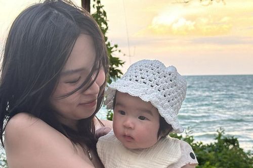 Cháu ngoại Xuân Hinh 4 tháng tuổi bay lần đầu: Bố mẹ, bảo mẫu 'gồng mình'