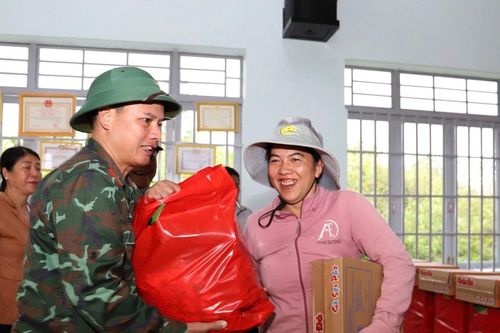Quân khu 7 hỗ trợ người dân vùng ngập lụt Nam Đà