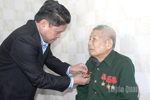 Trao Huy hiệu 60 năm tuổi Đảng cho đảng viên Hoàng Thanh Bình