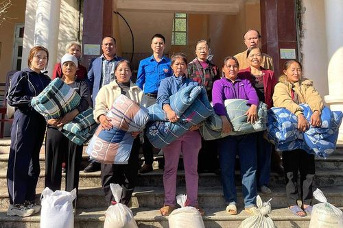 Trên 40 triệu đồng trao tặng Nhân dân xã Côn Lôn