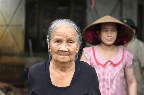36 giờ sinh tử ở rốn lũ Hòa Thịnh: Cả làng leo mái nhà kêu cứu trong đêm